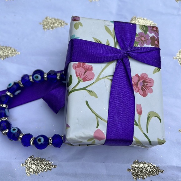 Gift wrapped Souvenir from Greece. Lavender soap with Stretch Evil Eye Bracelet. - Picture 6 of 7
